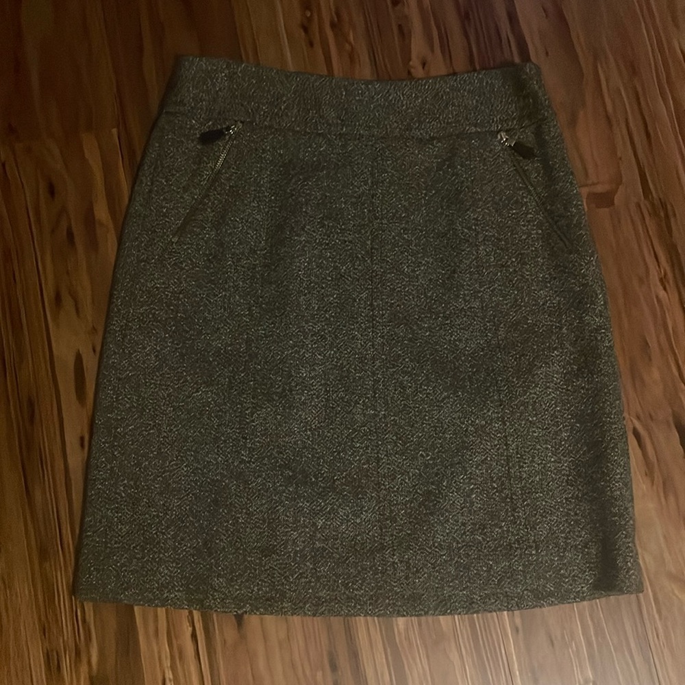 NWT brown tweed slim skirt!  Great pocket detail size 4